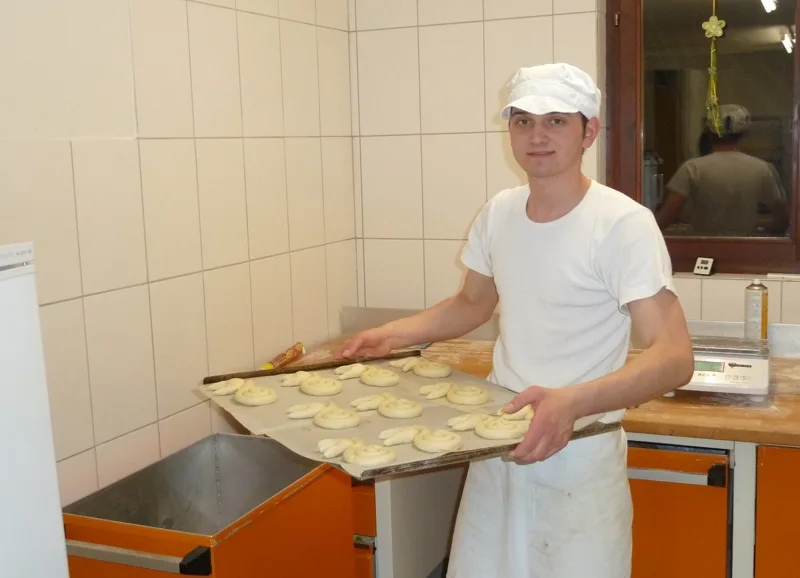 simon-backblech-bio-baeckerei-bachhalde-in-lieli-seetal.jpg