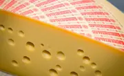 emmentaler-detail-käserei-seetal-hämikon.jpg
