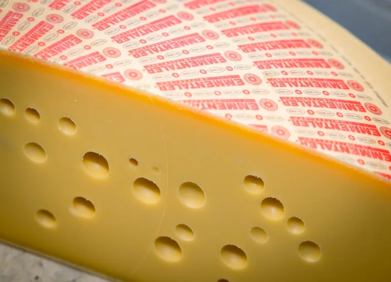 emmentaler-detail-käserei-seetal-hämikon.jpg
