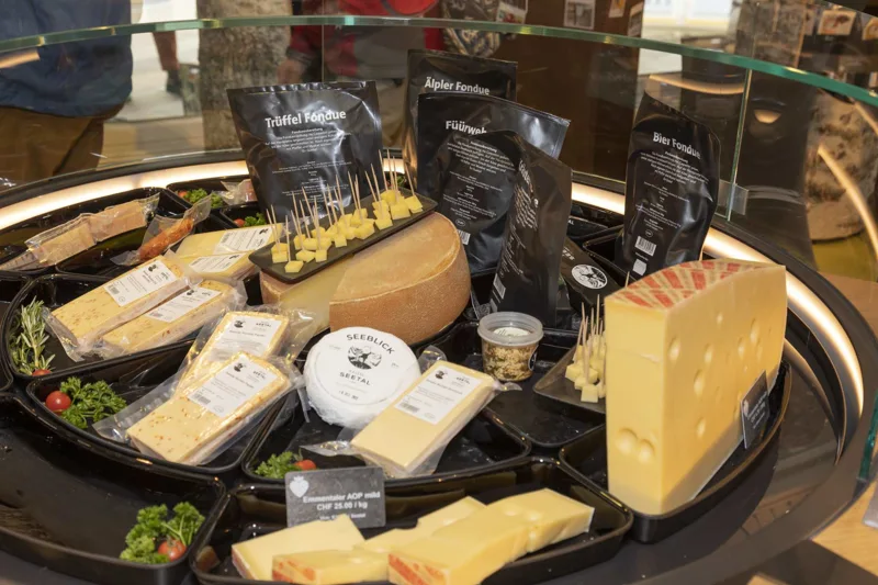 käsetheke- regiomarkthochdorf- regionaleprodukte- seetal-min.jpg